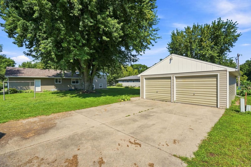 807 N Renville St, Winthrop, MN 55396