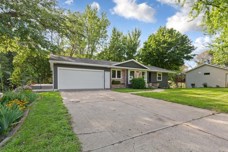 1910 Linn Dr, Owatonna, MN 55060