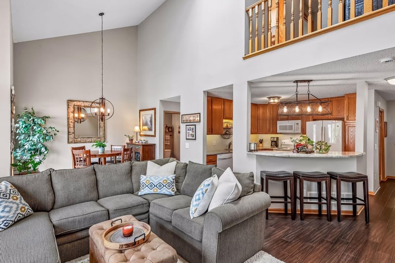 912 Kelly Ct, Chanhassen, MN 55317