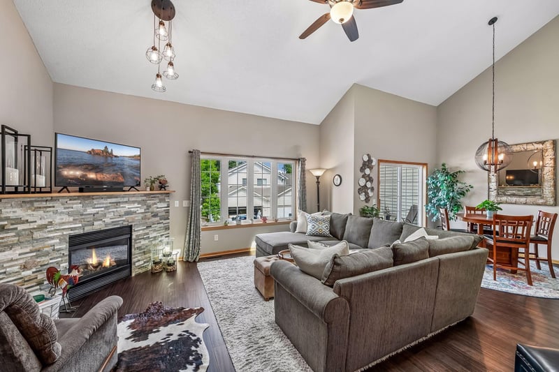 912 Kelly Ct, Chanhassen, MN 55317