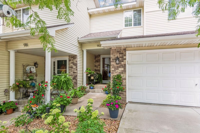 912 Kelly Ct, Chanhassen, MN 55317