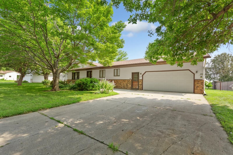 556 Karmil Pl, Gaylord, MN 55334