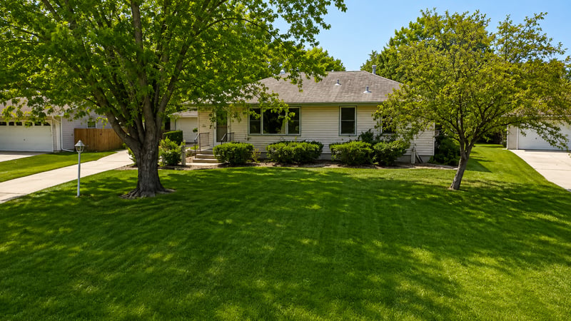 7925 Penn Ave N, Brooklyn Park, MN 55444