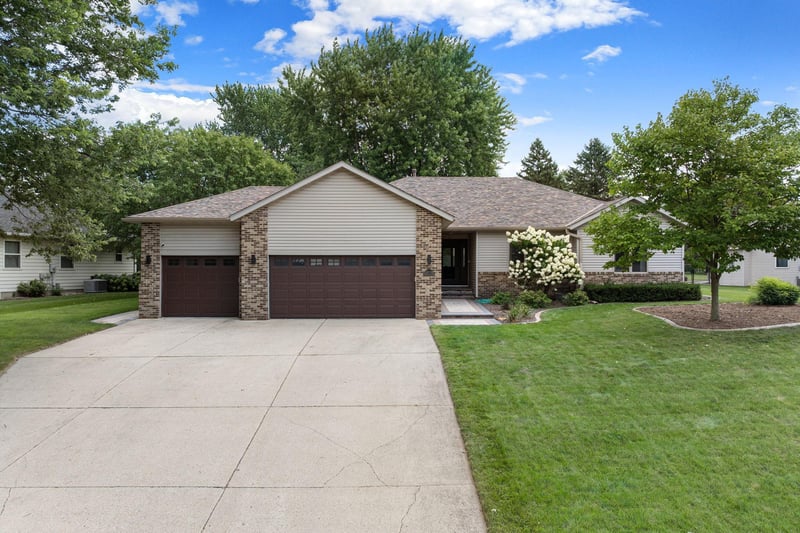 659 Crestview Ln, Owatonna, MN 55060