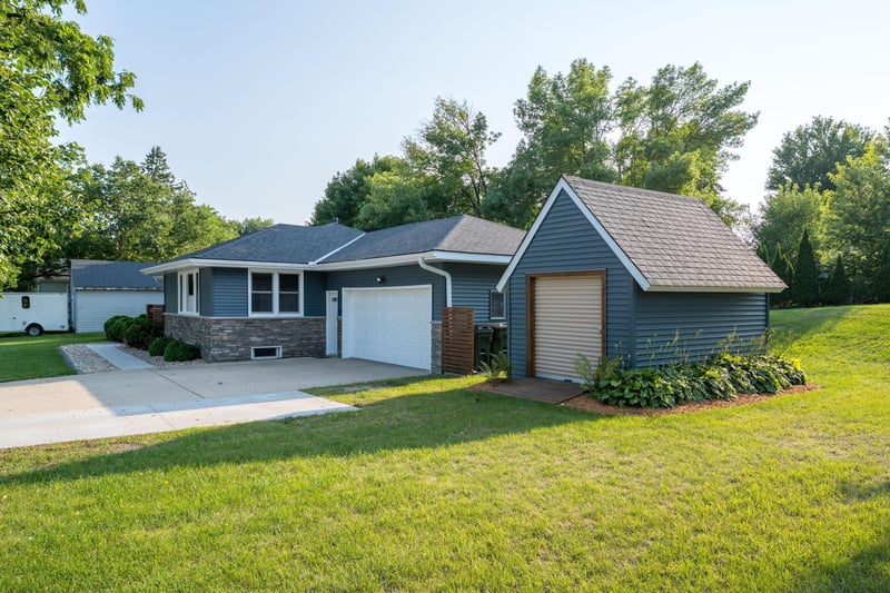 914 N 5th St, Saint Peter, MN 56082