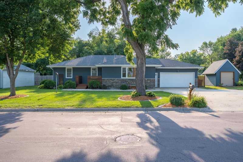 914 N 5th St, Saint Peter, MN 56082