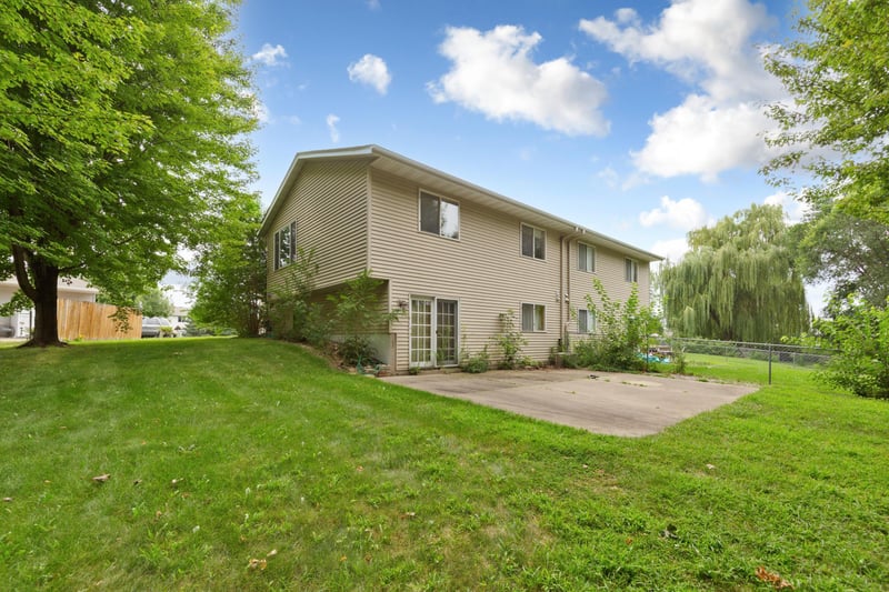 1437 Mcintosh Cir, Shakopee, MN 55379
