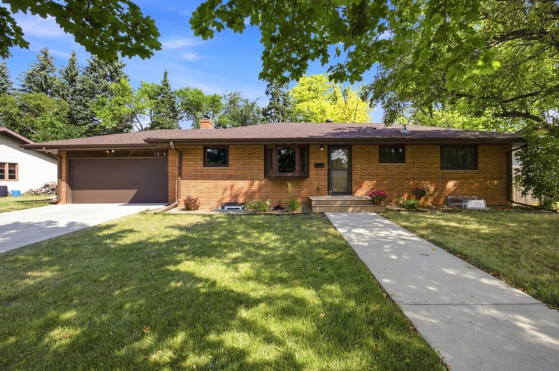 1010 22nd Ave S, Moorhead, MN 56560