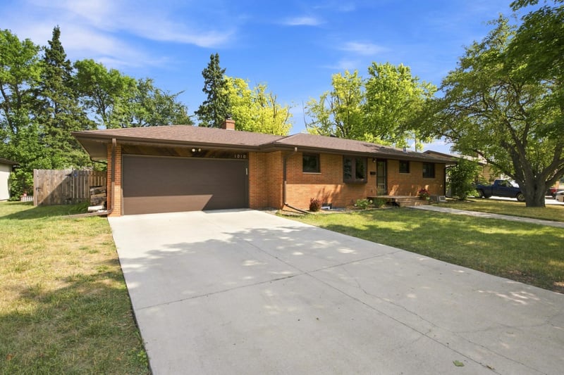 1010 22nd Ave S, Moorhead, MN 56560