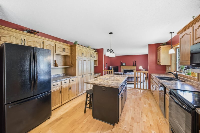 137 Elk Dr SE, Hutchinson, MN 55350