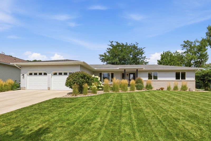 137 Elk Dr SE, Hutchinson, MN 55350