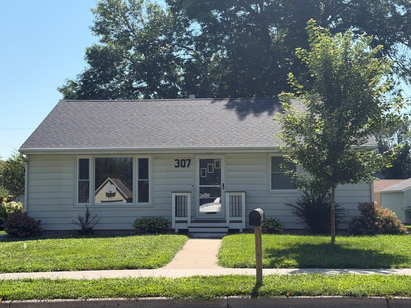 307 S 4th St, Le Sueur, MN 56058
