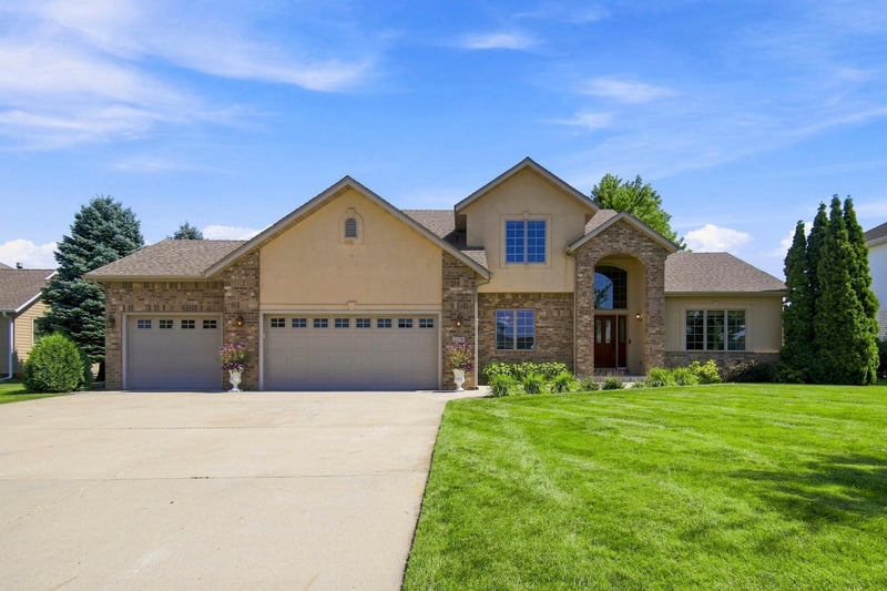 2270 Deer Trail Ln NE, Owatonna, MN 55060