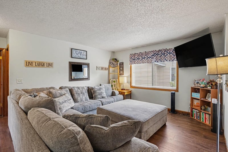 404 Cari Park Ln, Hastings, MN 55033