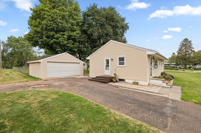 6726 5th Street Ct N, Oakdale, MN 55128