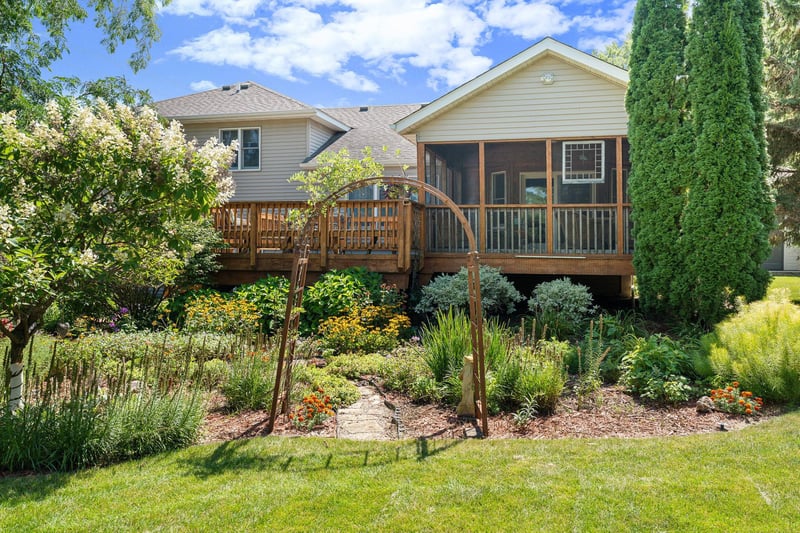 2180 Sunflower Ln, Owatonna, MN 55060