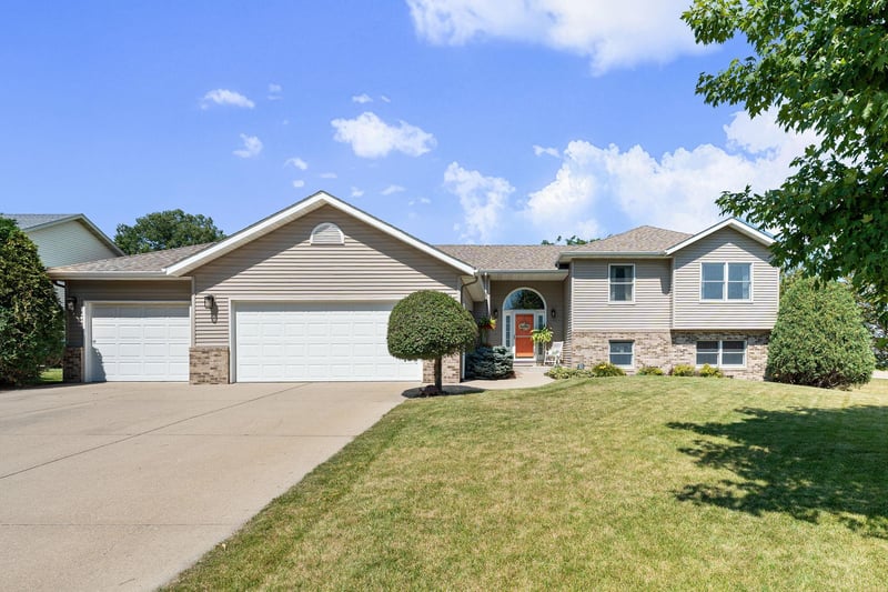 2180 Sunflower Ln, Owatonna, MN 55060