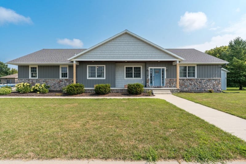 2232 Coventry Ln, North Mankato, MN 56003