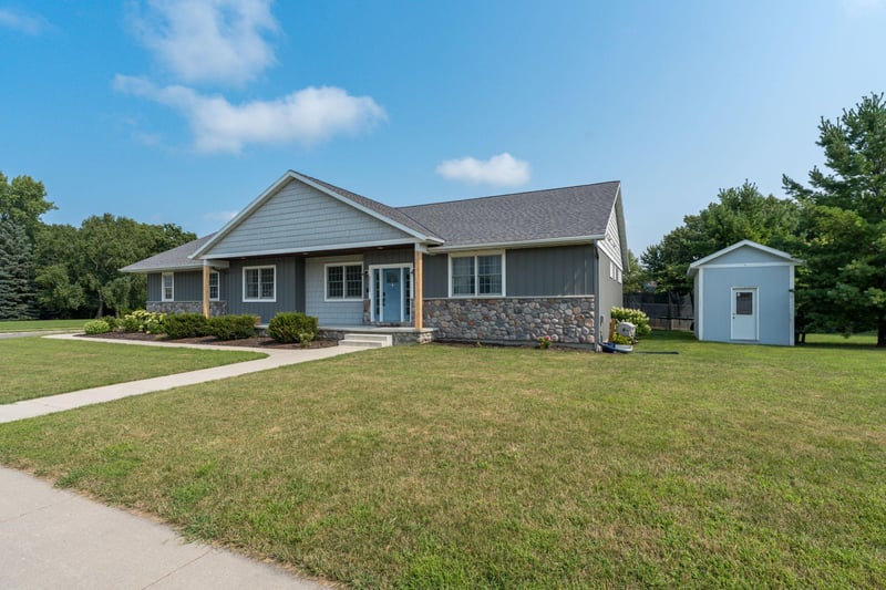 2232 Coventry Ln, North Mankato, MN 56003