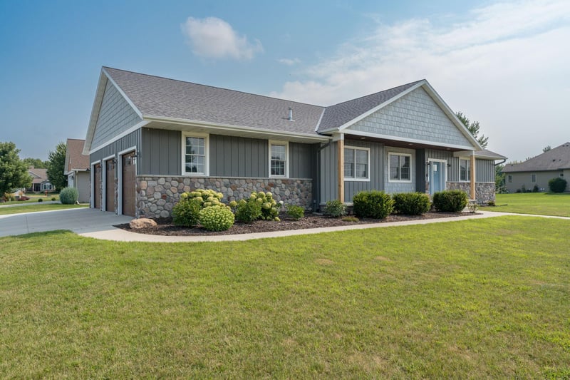 2232 Coventry Ln, North Mankato, MN 56003