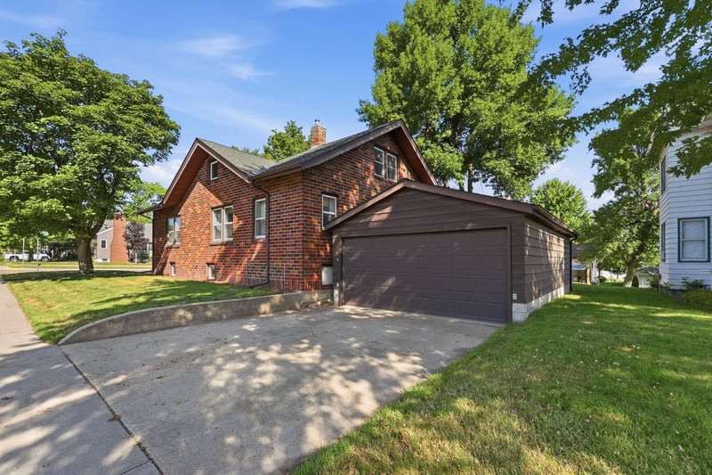 231 Maple St, Sauk Centre, MN 56378