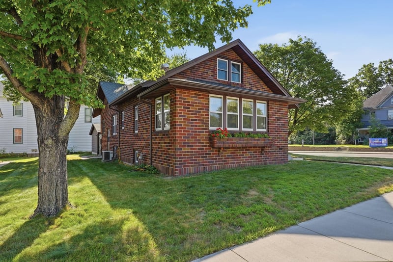 231 Maple St, Sauk Centre, MN 56378