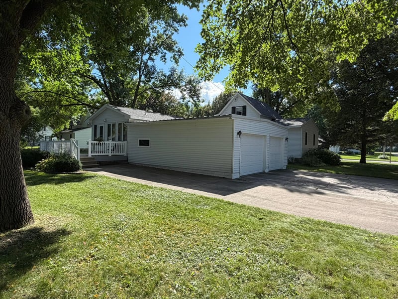 519 5th St NW, Renville, MN 56284
