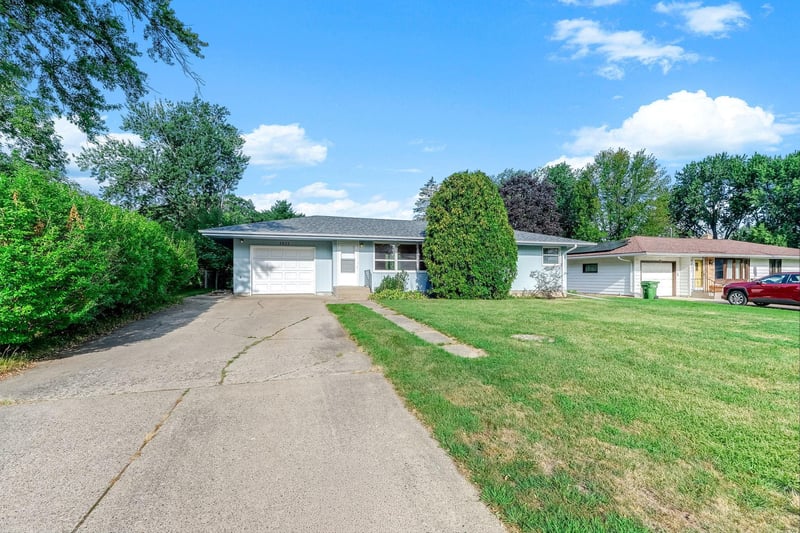 2835 Galtier St, Roseville, MN 55113