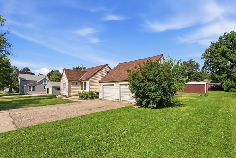 605 S 8th St, Olivia, MN 56277