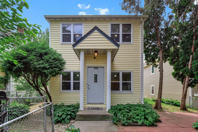 896 4th St E, Saint Paul, MN 55106