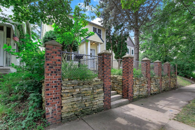 896 4th St E, Saint Paul, MN 55106