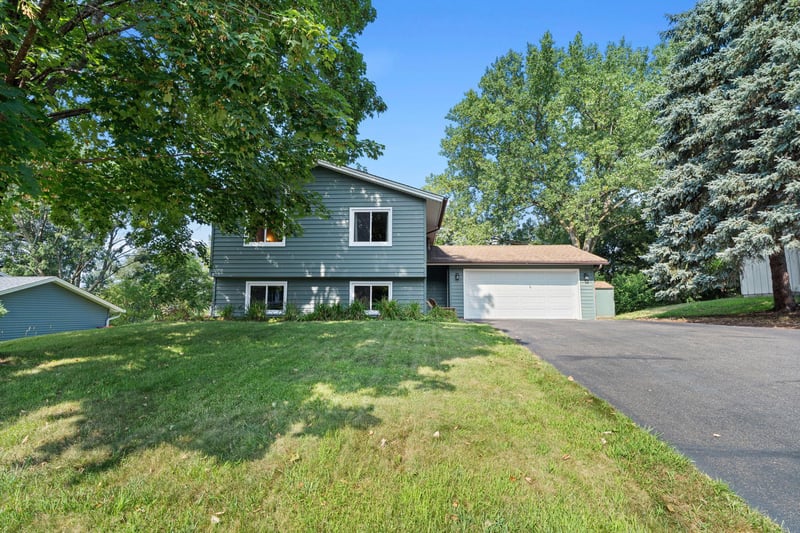 12335 Oxbow Dr, Eden Prairie, MN 55347