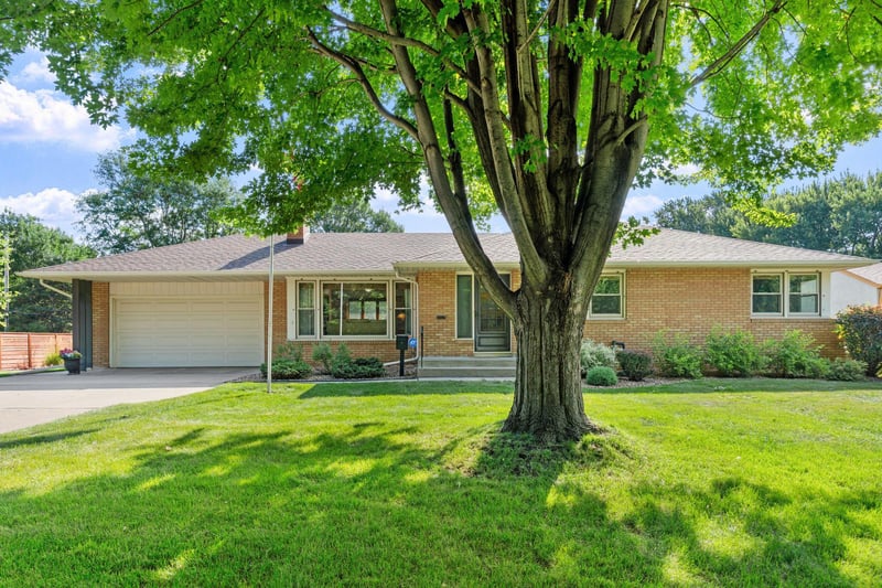 2823 Silver Lake Rd NE, Saint Anthony, MN 55418