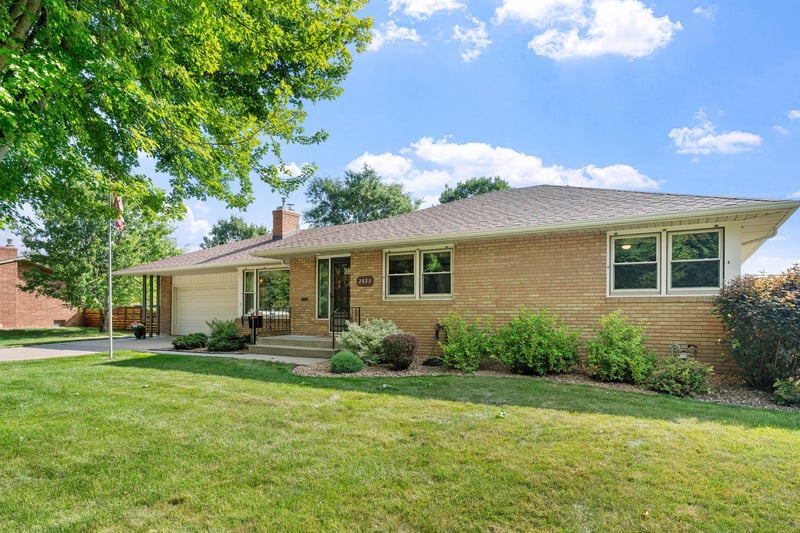 2823 Silver Lake Rd NE, Saint Anthony, MN 55418