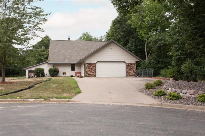 2707 Cherry Blossom Ln, Menomonie, WI 54751