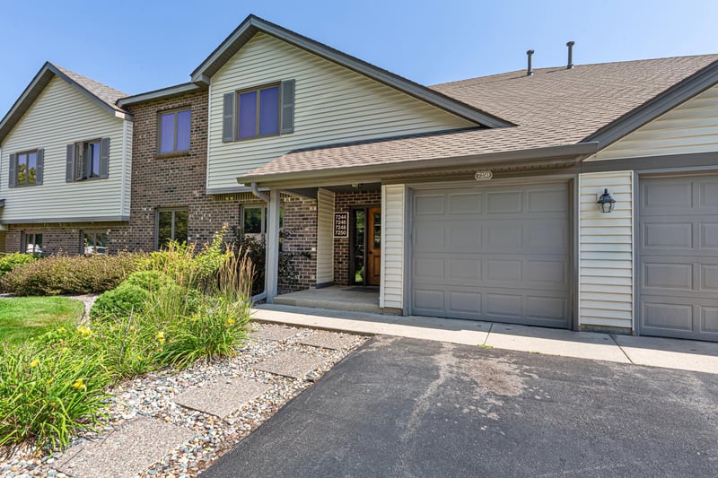 7250 Hunters Rn, Eden Prairie, MN 55346