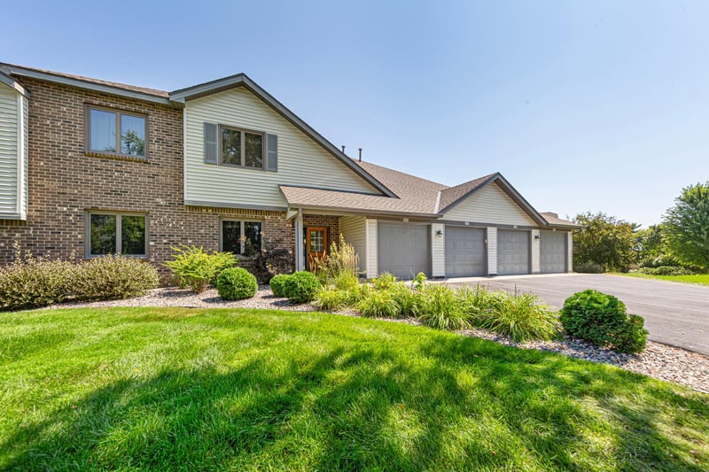 7250 Hunters Rn, Eden Prairie, MN 55346