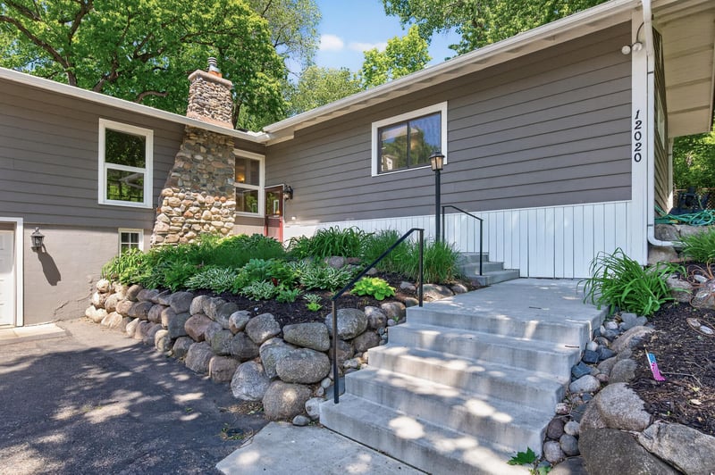 12020 Mayflower Cir, Minnetonka, MN 55305