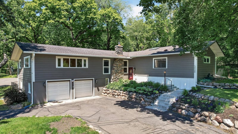 12020 Mayflower Cir, Minnetonka, MN 55305