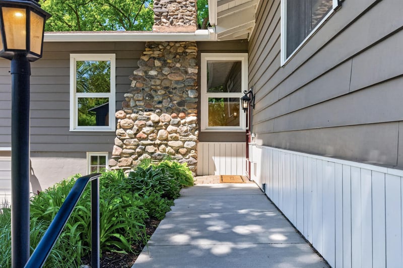 12020 Mayflower Cir, Minnetonka, MN 55305