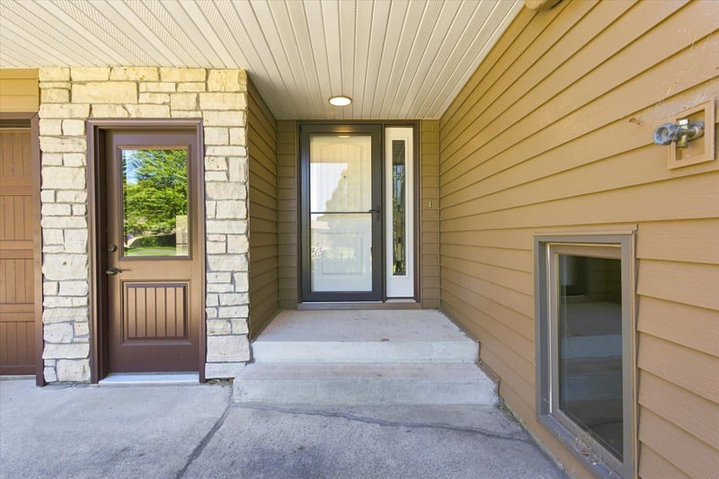 1718 Hazelwood Cir, Saint Cloud, MN 56303