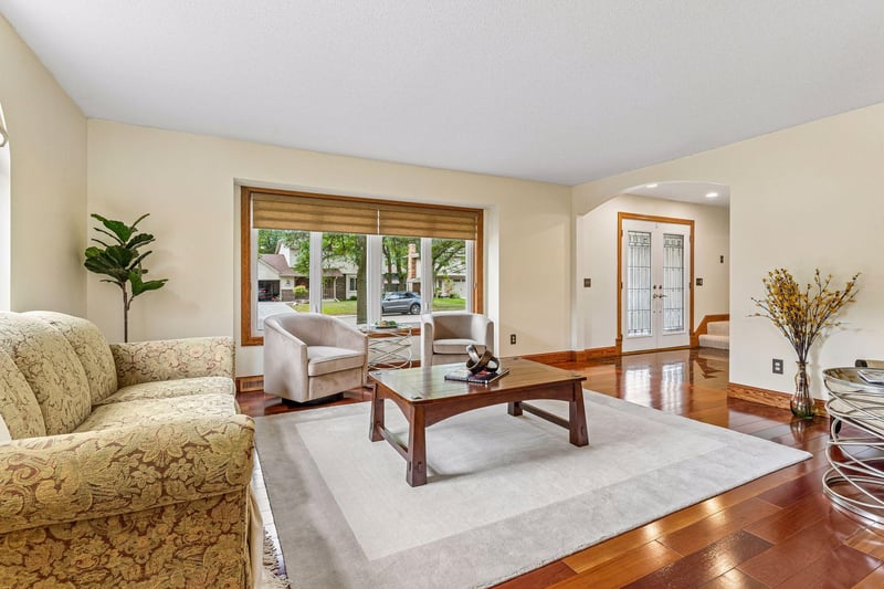 1836 Prior Ave N, Falcon Heights, MN 55113