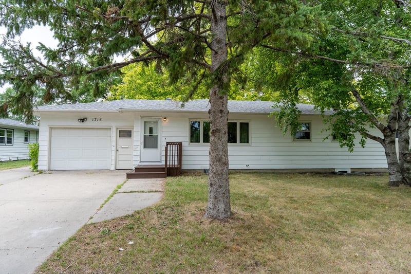 1715 19th St S, Moorhead, MN 56560