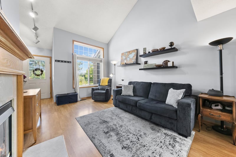 446 Mission Hills Way E, Chanhassen, MN 55317