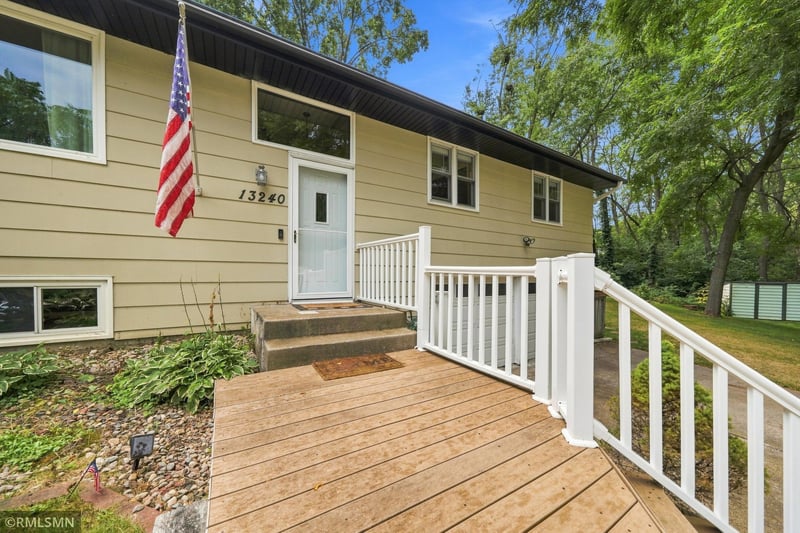 13240 Dahlgren Rd, Minnetonka, MN 55305