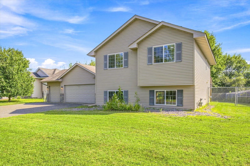 7447 386th St, North Branch, MN 55056