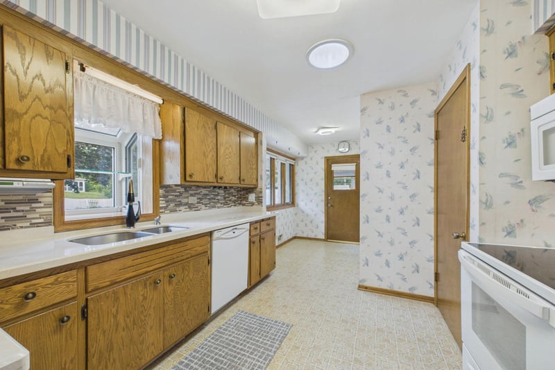 1761 Emerald Dr, New Brighton, MN 55112