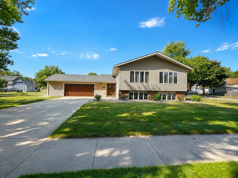510 12th St, Windom, MN 56101