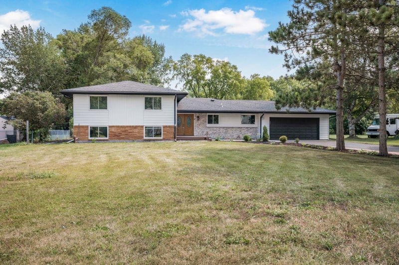 2958 Vanderbie St, Little Canada, MN 55117