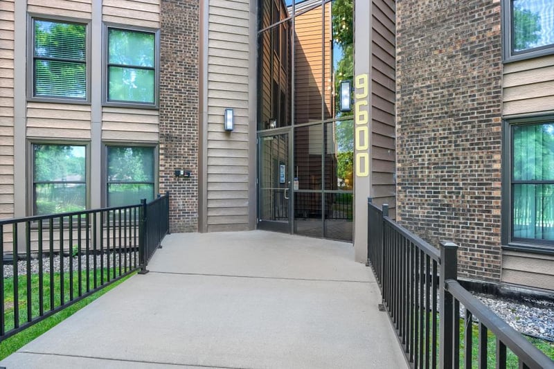 9600 Portland Ave S #317, Bloomington, MN 55420